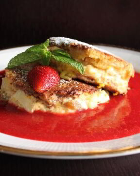 Французский тост с яблоком, сливочным сыром и клубничным кули