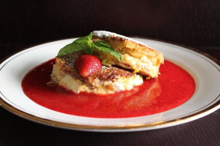 Рецепт французского тоста с яблоком, сливочным сыром и клубничным кули