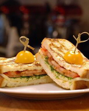 Горячий тост с сыром и томатами