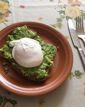 Тост с авокадо и яйцом пашот