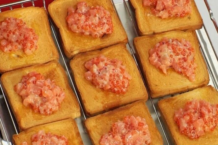 Рецепт тоста с семгой и красной икрой