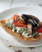 Тост с творогом, помидором и грибами