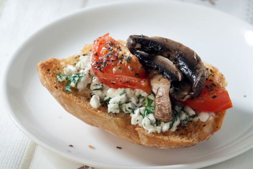 Рецепт тоста с творогом, помидором и грибами