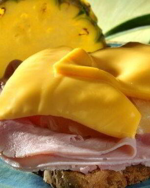 Тост с ветчиной и ананасами