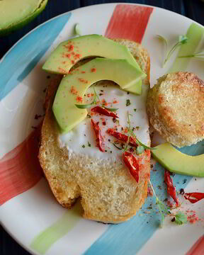 Тост с яйцом и авокадо