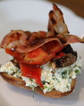 Тосты на завтрак с творогом, помидорами и грибами