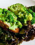 Тосты с брокколи и сыром чеддер