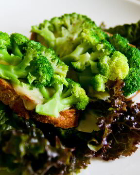 Тосты с брокколи и сыром чеддер