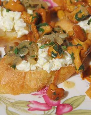 Тосты с лисичками и лимонным сыром