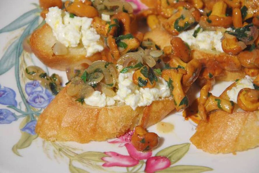 Рецепт тостов с лисичками и лимонным сыром