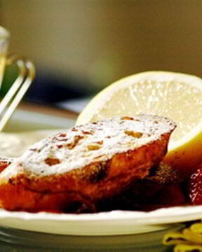 Тосты с малиновым пюре