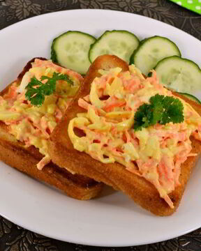 Тосты с морковно-сырным салатом