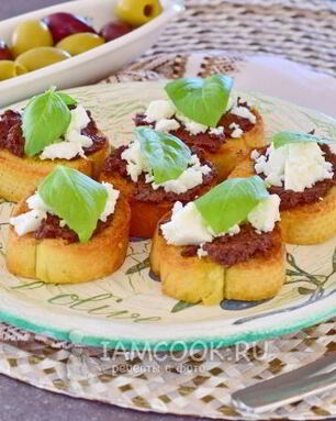 Тосты с оливковой пастой и сыром фета