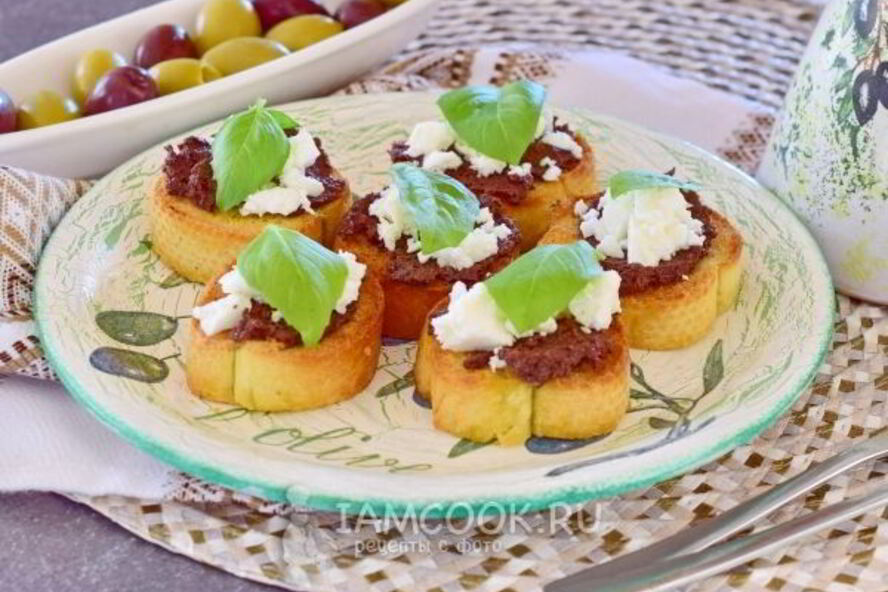 Рецепт тостов с оливковой пастой и сыром фета