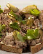 Тосты с паштетом из говяжьей тушенки