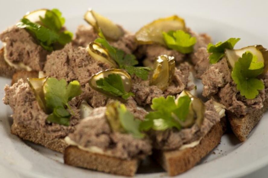 Рецепт тостов с паштетом из говяжьей тушенки