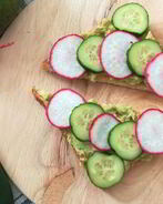 Тосты с пастой из авокадо, огурцом и редисом