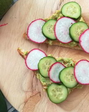 Тосты с пастой из авокадо, огурцом и редисом