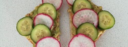 тосты с пастой из авокадо, огурцом и редисом. Шаг 5