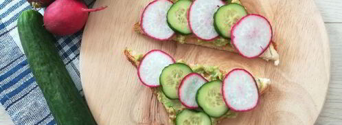 тосты с пастой из авокадо, огурцом и редисом. Шаг 6