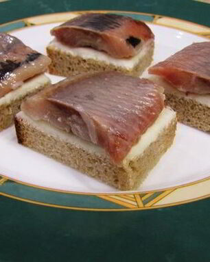 Тосты с селедкой