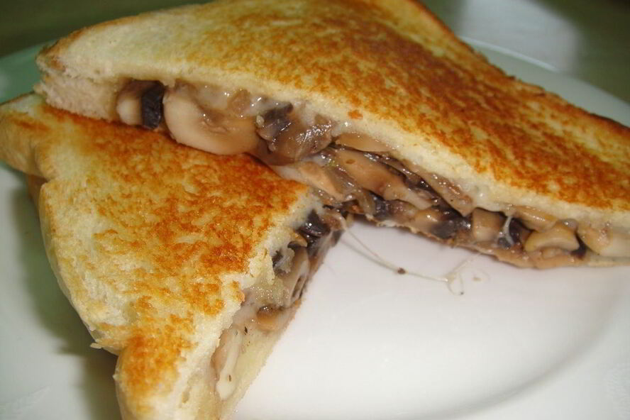 Рецепт тостов с сыром и грибами