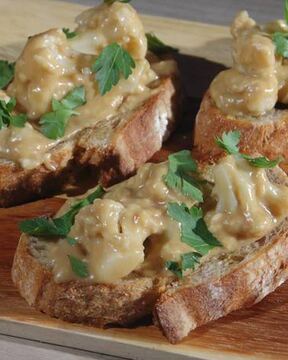 Тосты с цветной капустой в сырном соусе