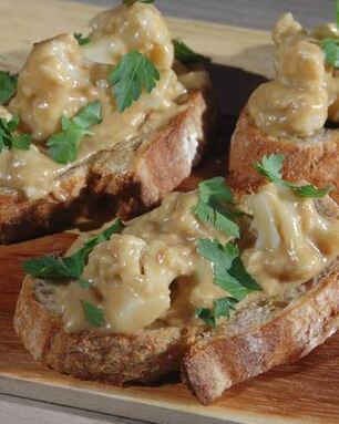 Тосты с цветной капустой в сырном соусе