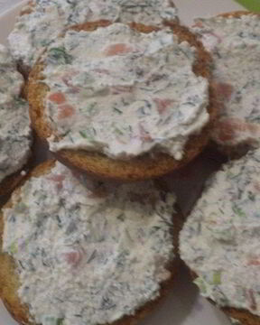 Тосты с творожно-лососевой начинкой