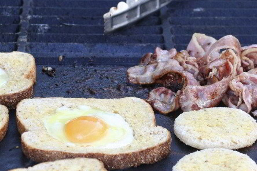 Рецепт яиц в тостах с молотым перцем