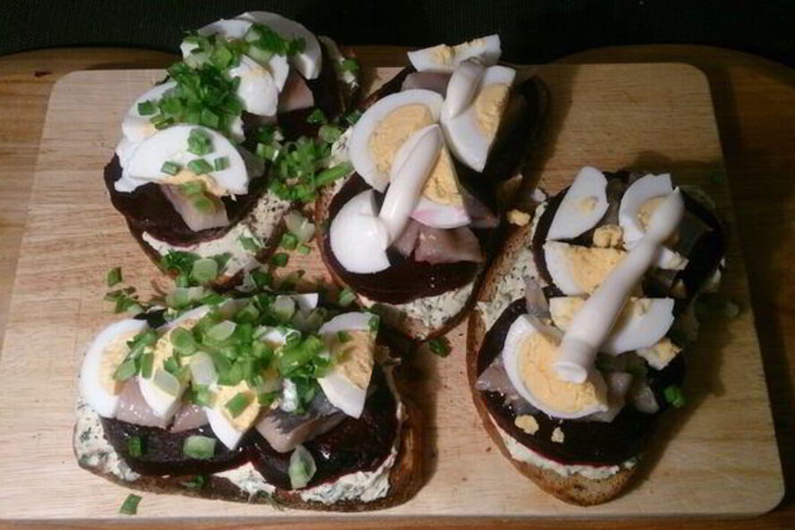 Рецепт закусочных тостов с сельдью и печеной свеклой