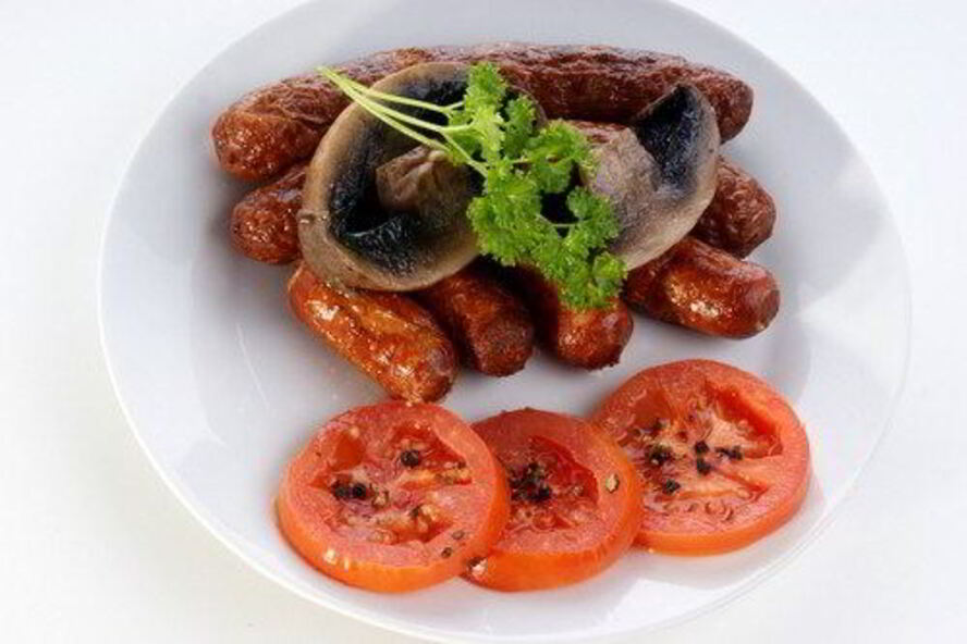 Рецепт тушеных сосисок в красном вине с грибами