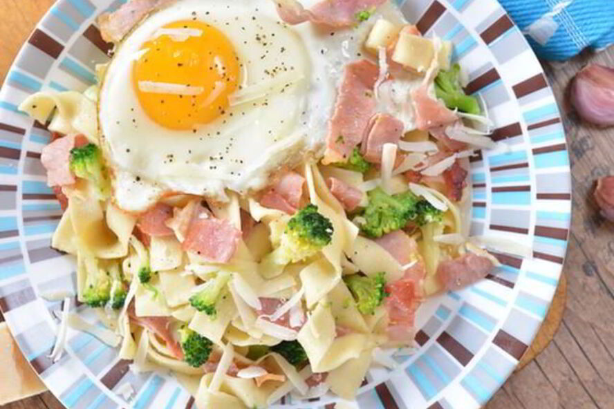 Рецепт глазуньи с овощами и тальятелле