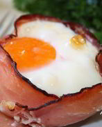 Глазунья с сыром и помидорами в беконе