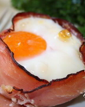 Глазунья с сыром и помидорами в беконе