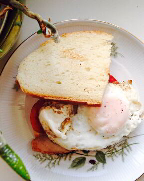 Сэндвич с яичницей, бужениной и помидорами