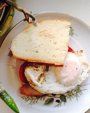 Сэндвич с яичницей, бужениной и помидорами