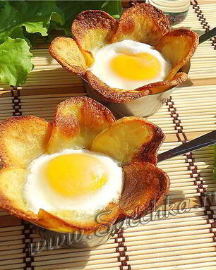 Вкусная яичница в картофельных лепестках