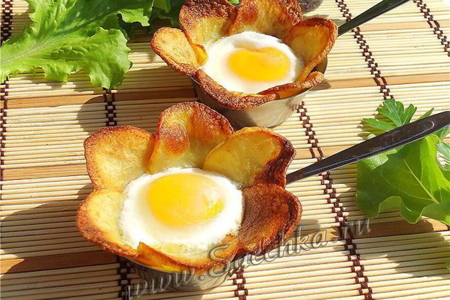 Рецепт вкусной яичницы в картофельных лепестках