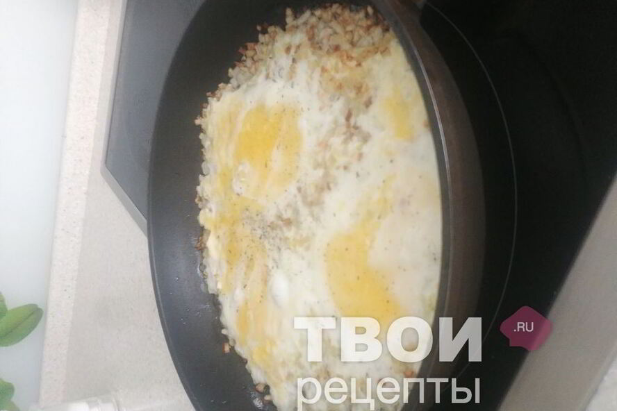 Рецепт яичницы на луке