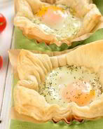 Яичница на слоеном тесте