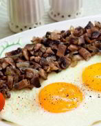 Яичница с грибами и луком