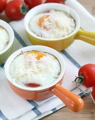 Яичница с креветками и помидорами