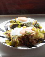 Яичница с тунцом и луком пореем