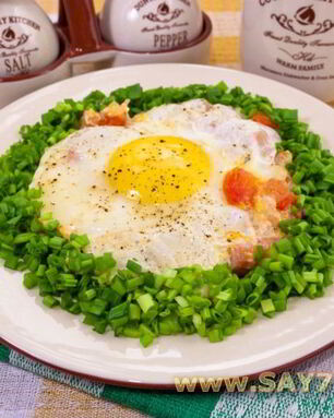 Яичница с ветчиной и помидорами
