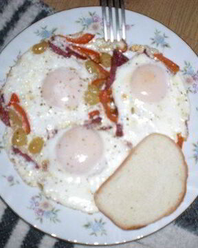 Яичница с виноградом и беконом