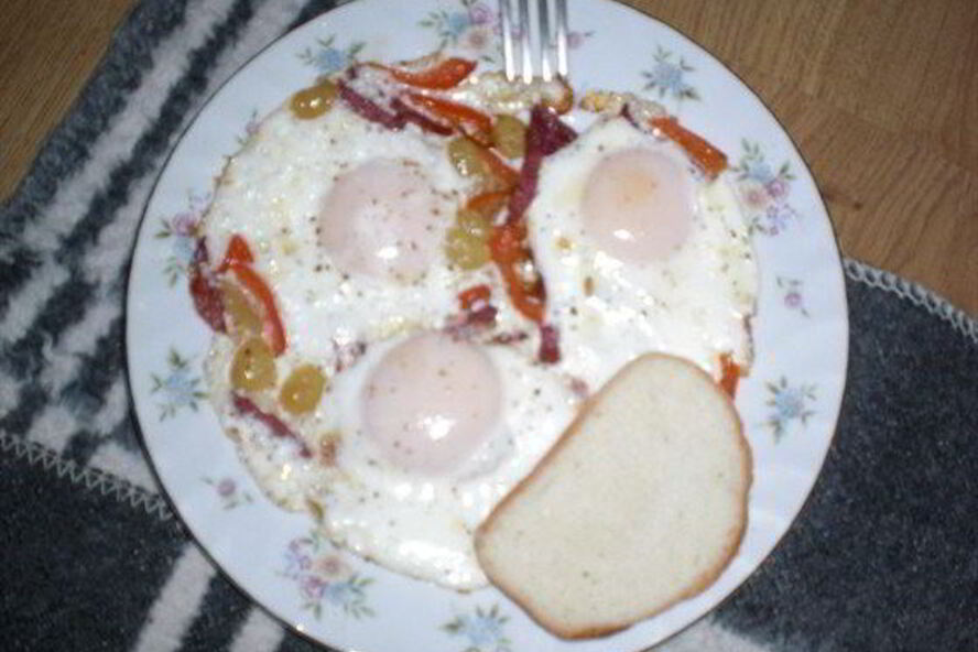 Рецепт яичницы с виноградом и беконом