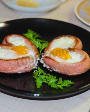 Яичница сердечком с сосиской