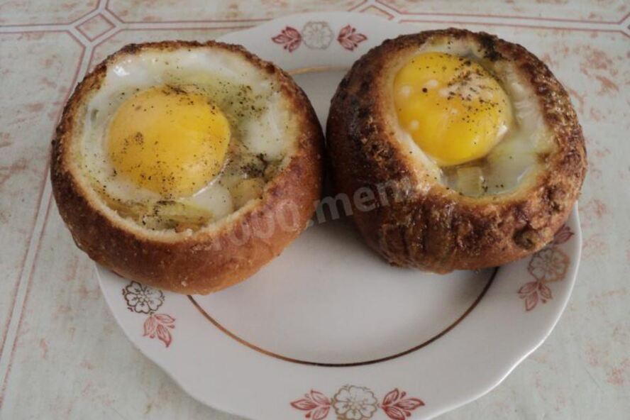 Рецепт яичницы в булочке