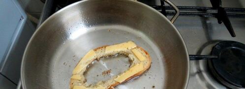 яичница в хлебе. Шаг 4